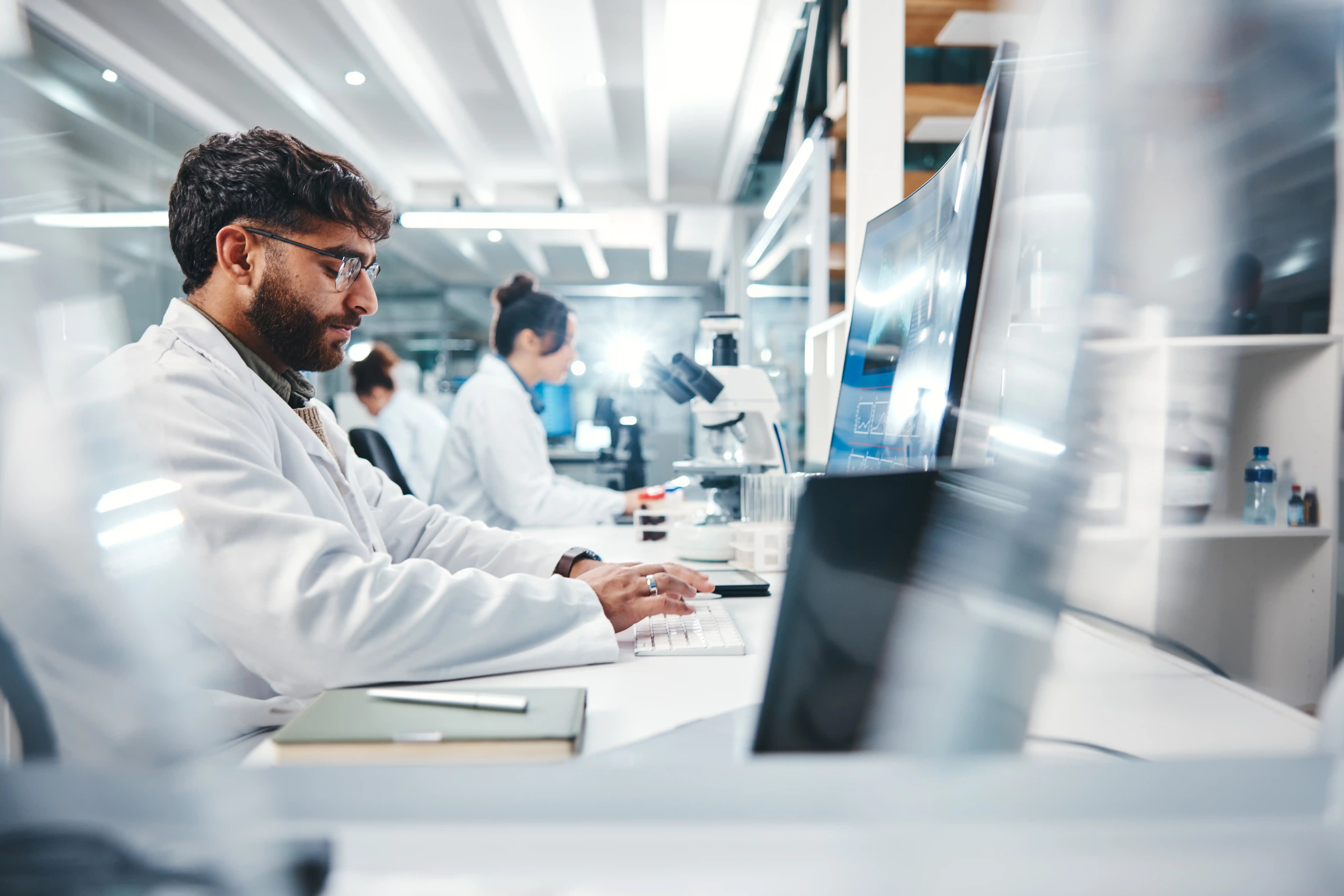 scientists-working-together-in-modern-research-lab-2026-01-09-11-14-53-utc